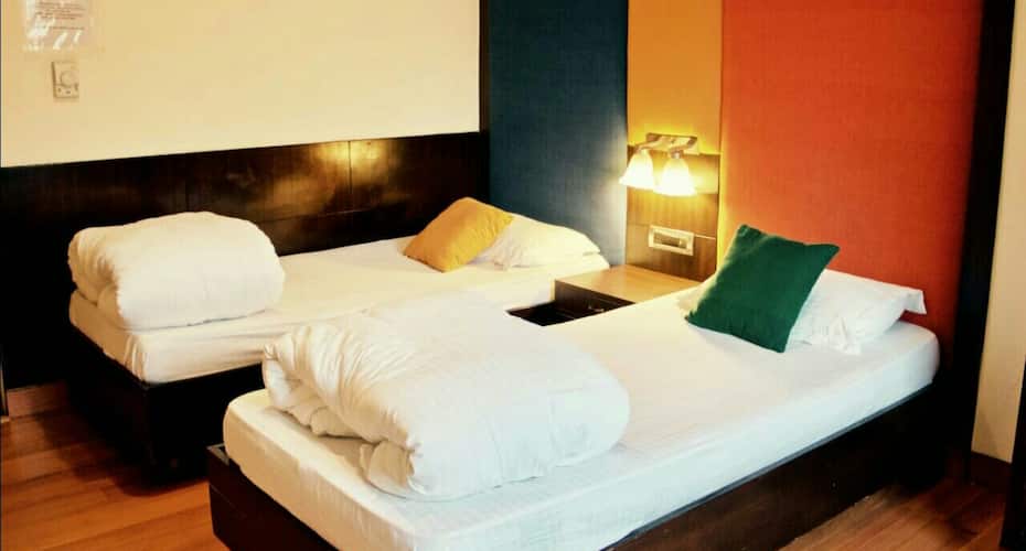 Twin Bed AC Private Room with Ensuite Bathroom at Stops Delhi, New Delhi 5